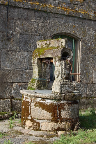 Au bourg, maison du XIX° au puits